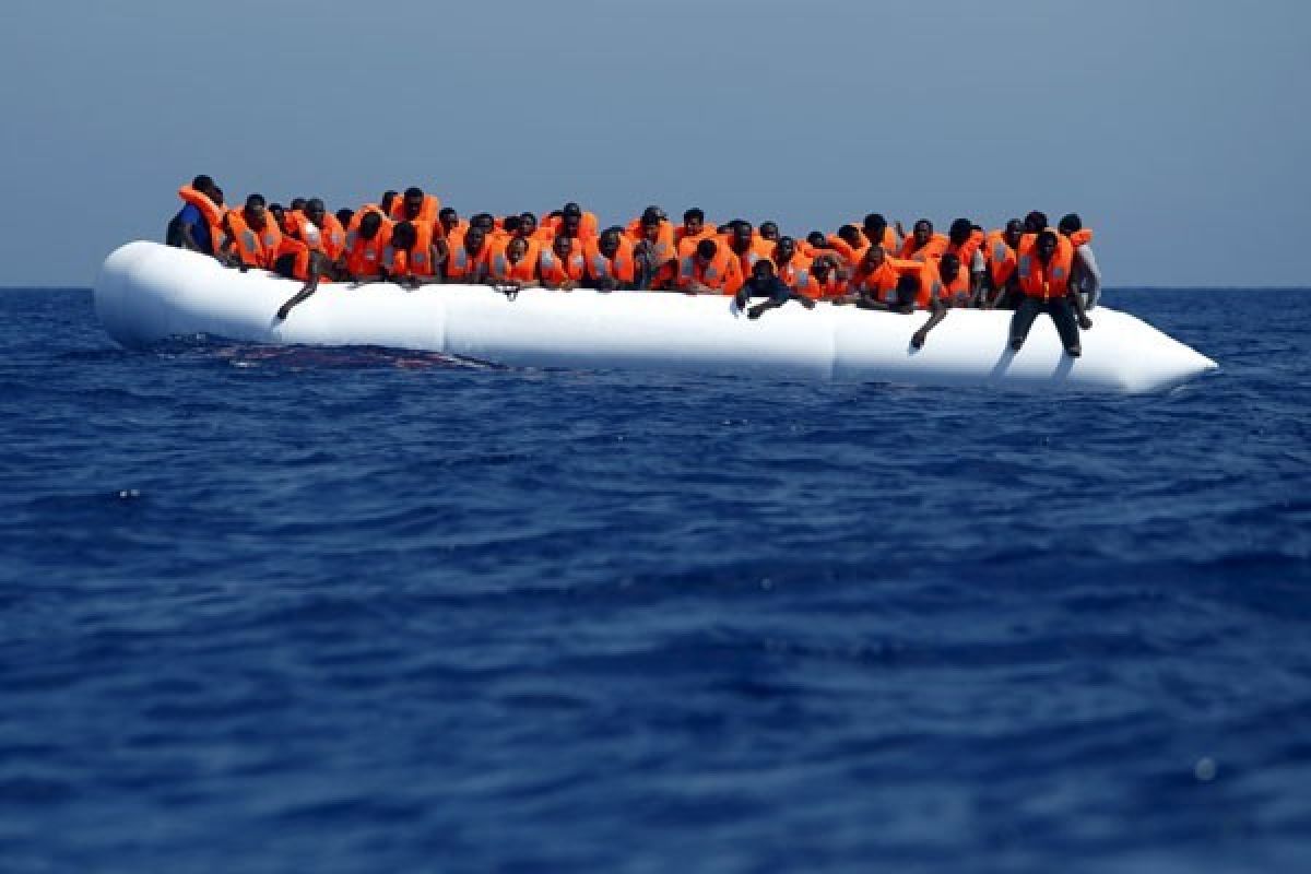 Kapal AL Belanda Selamatkan 200 Migran di Laut Mediterania