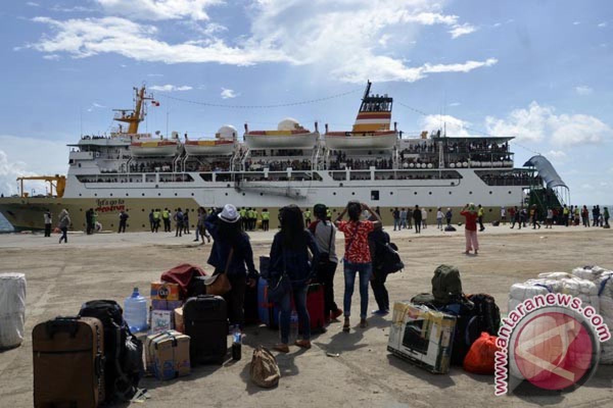 Ratusan penumpang terlantar di Pelabuhan Makassar 