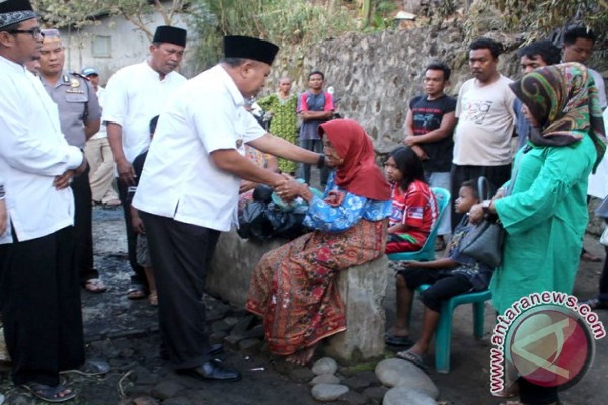 Bupati Tinjau Korban Kebakaran Di Silinda