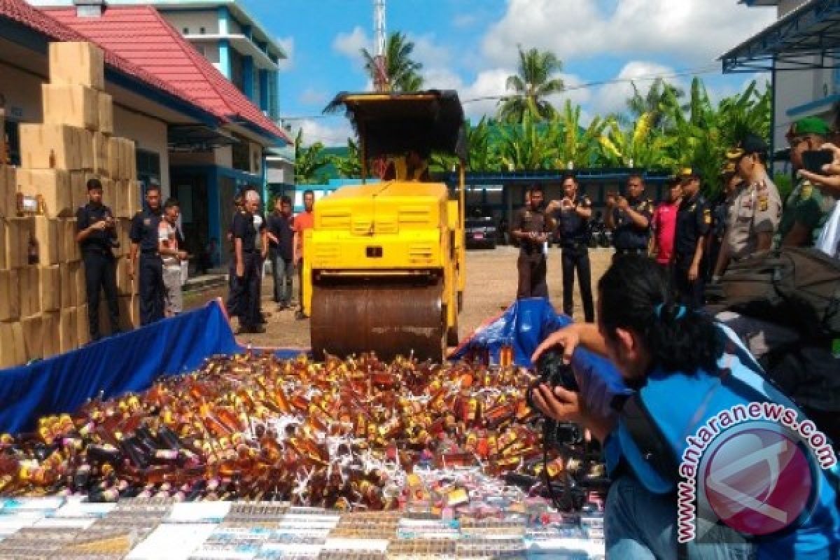 Bea Cukai Jambi musnahkan miras dan rokok 