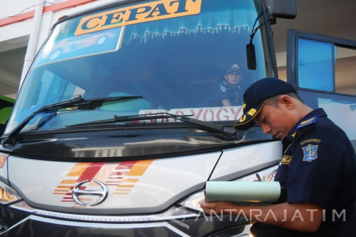 Petugas Tindak 304 Bus Tak Layak di Terminal Purabaya