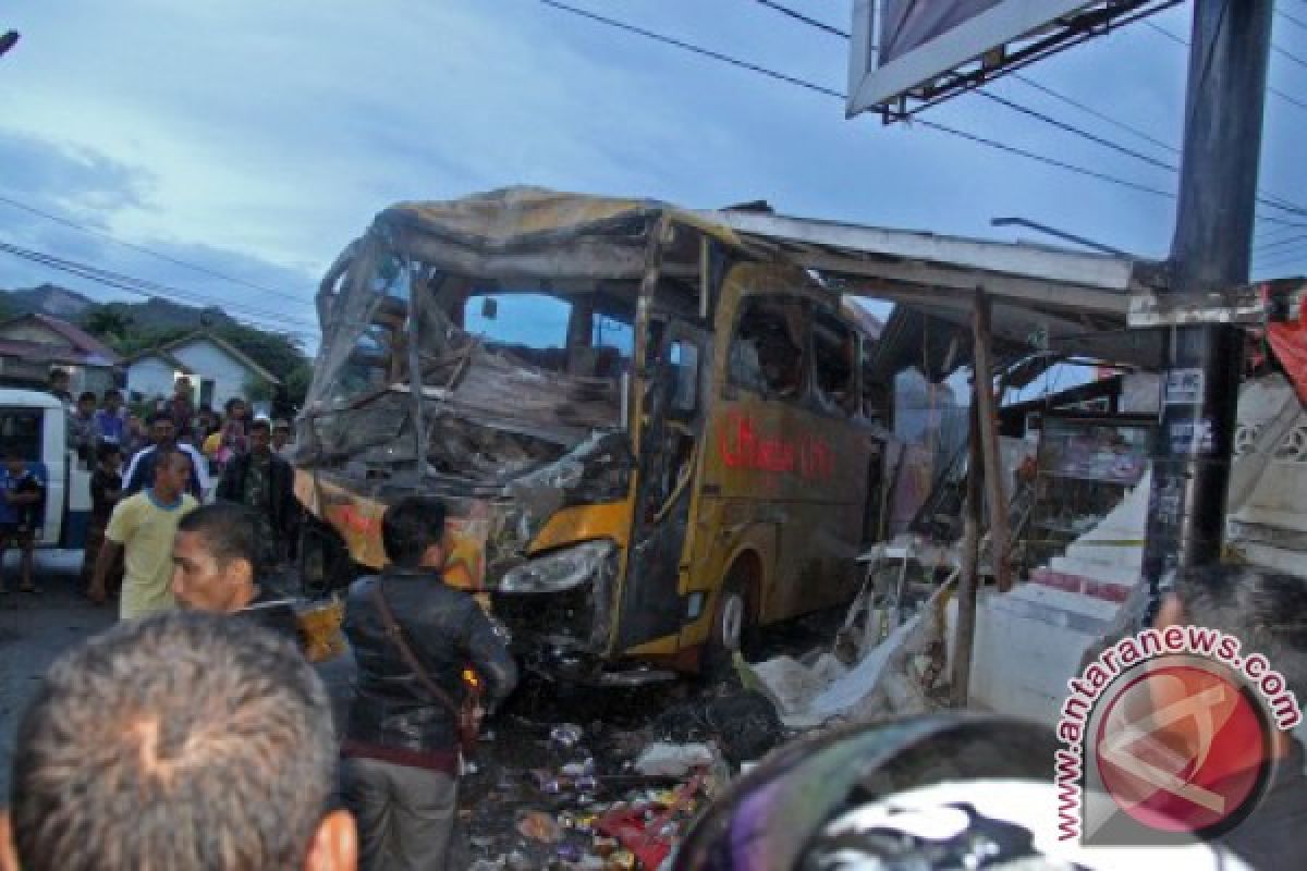 Bus Terjang Toko Kelontong