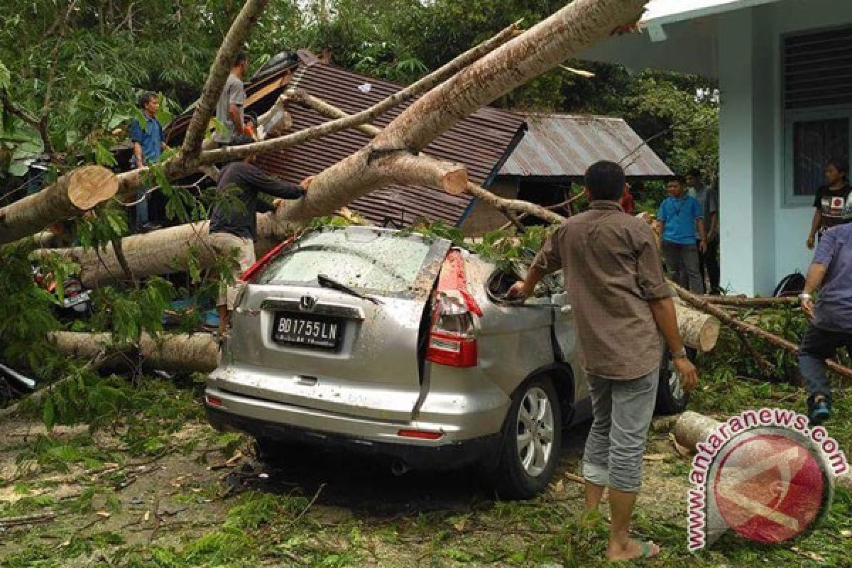 Angin kencang landa pesisir Kota Bengkulu