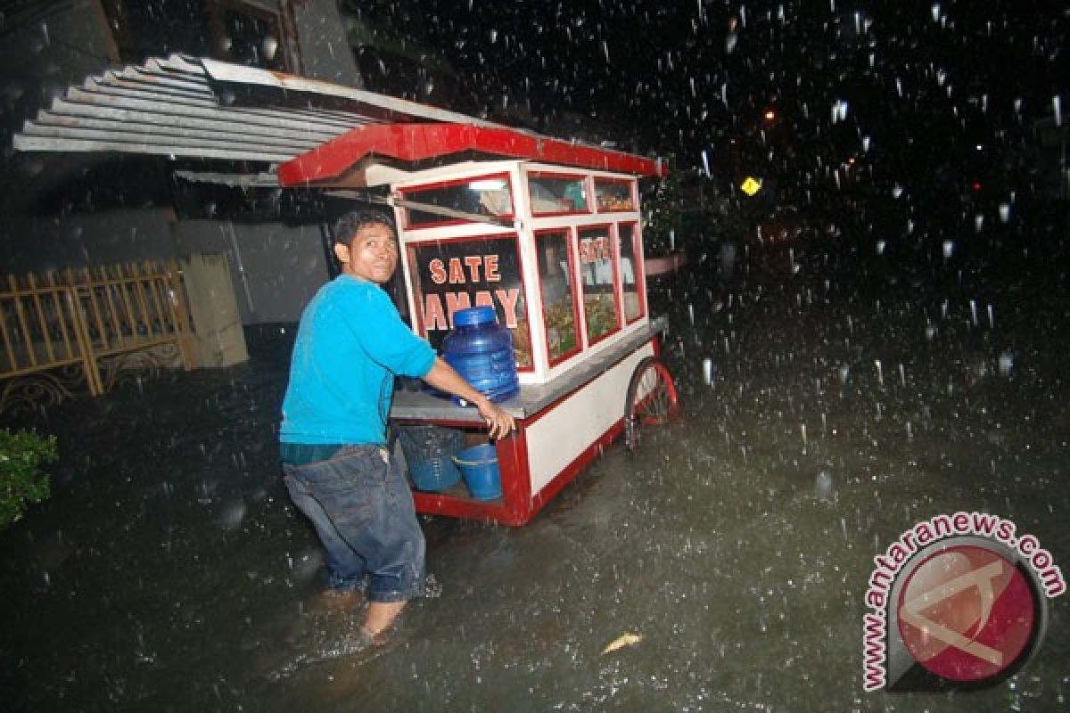 Sejumlah ruas jalan di Padang tergenang banjir