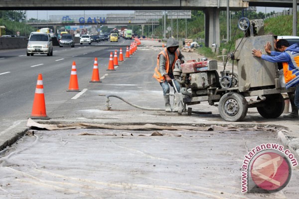 Ada pengerasan jalan di Tol Jakarta-Cikampek dinihari ini