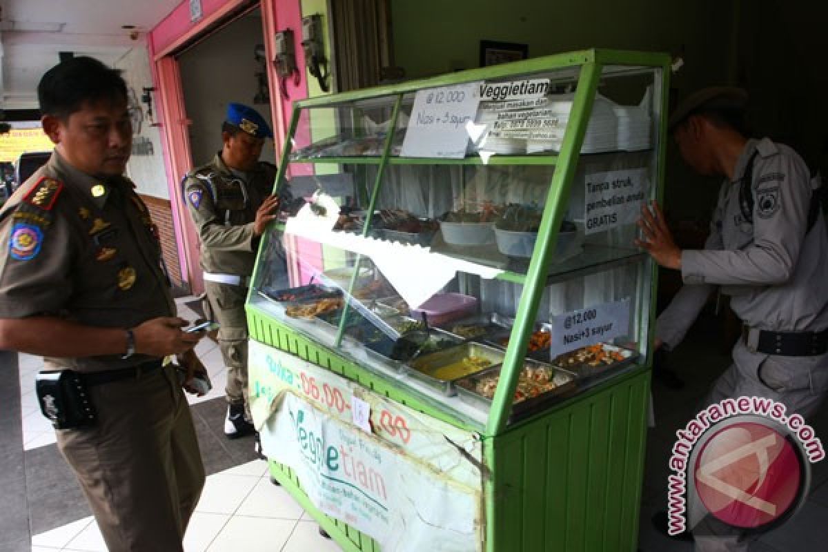 MUI Riau kecam Pemda diamkan warung muslim buka siang hari