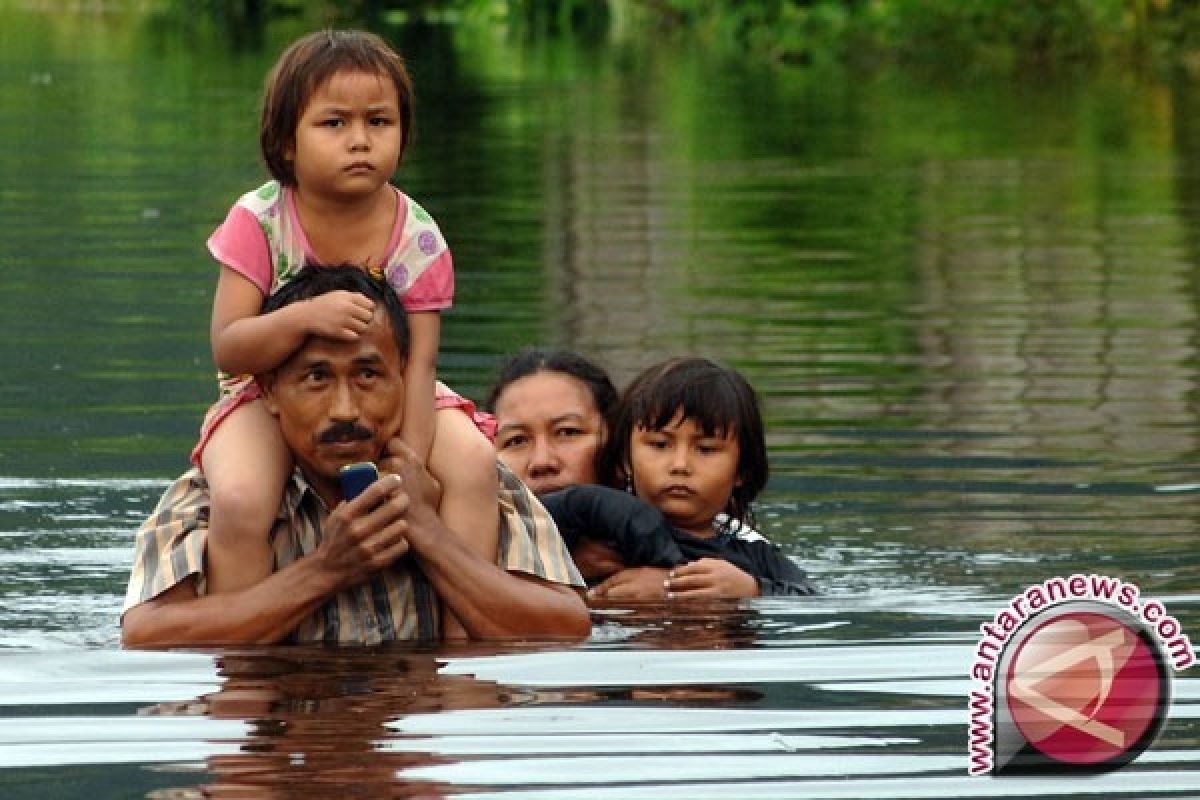 Korban Banjir Padang Sahur di Tempat Evakuasi