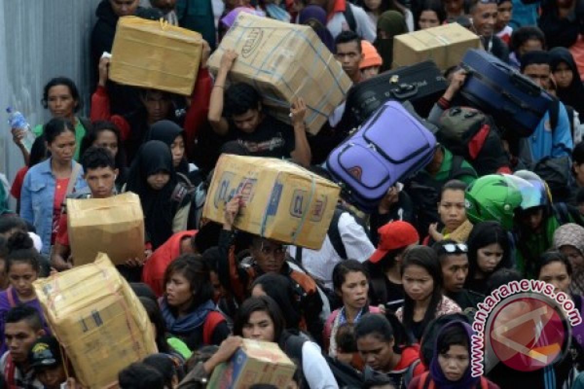 Desember 2016 Arus Penumpang Pelabuhan Makassar Meningkat 