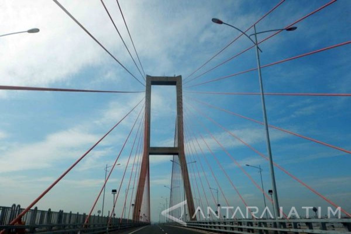 Jaringan Listrik Jembatan Suramadu Terbakar