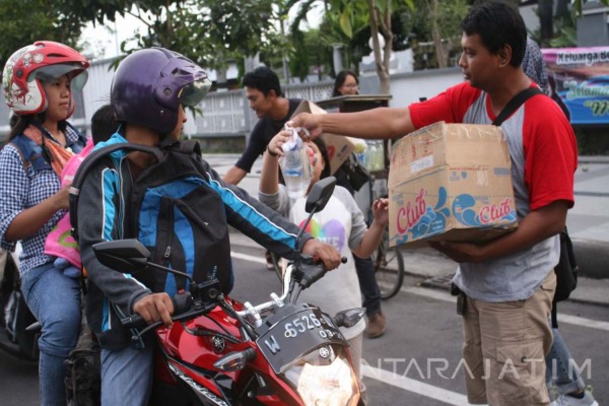 Wartawan Ekonomi Bisnis Surabaya Bagikan 1.180 Paket Takjil 