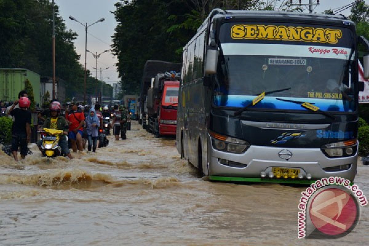 Banjir ancam kelancaran arus mudik jalur Pantura