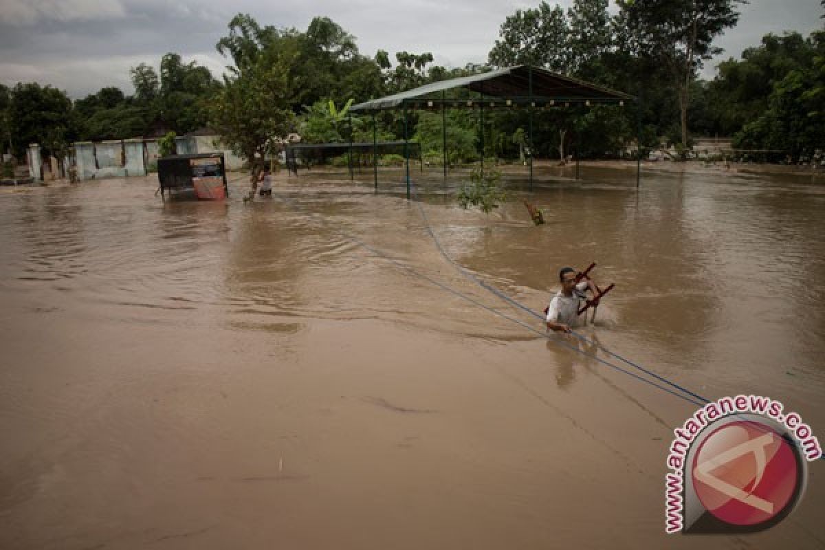 PLN Surakarta padamkan listrik di kawasan banjir