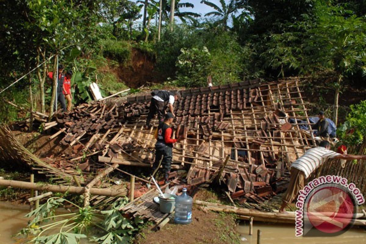 Longsor tutup jalan menuju wisata Geopark Ciletuh