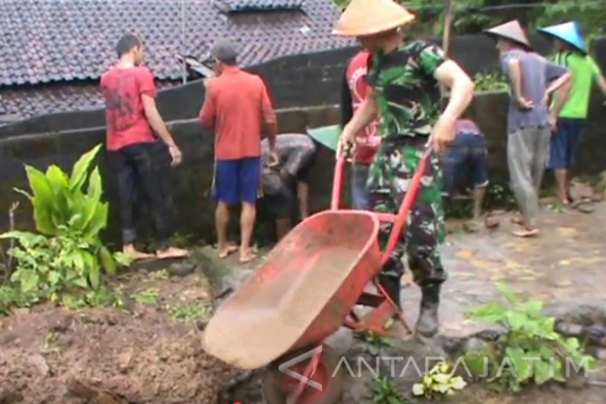 BPBD Kabupaten Kediri Tangani Longsor Lukai Satu Keluarga     