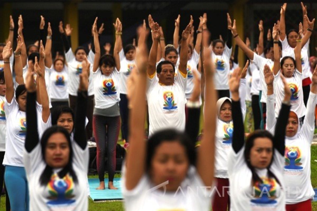 Warga India-Surabaya Ikuti Senam Yoga Internasional