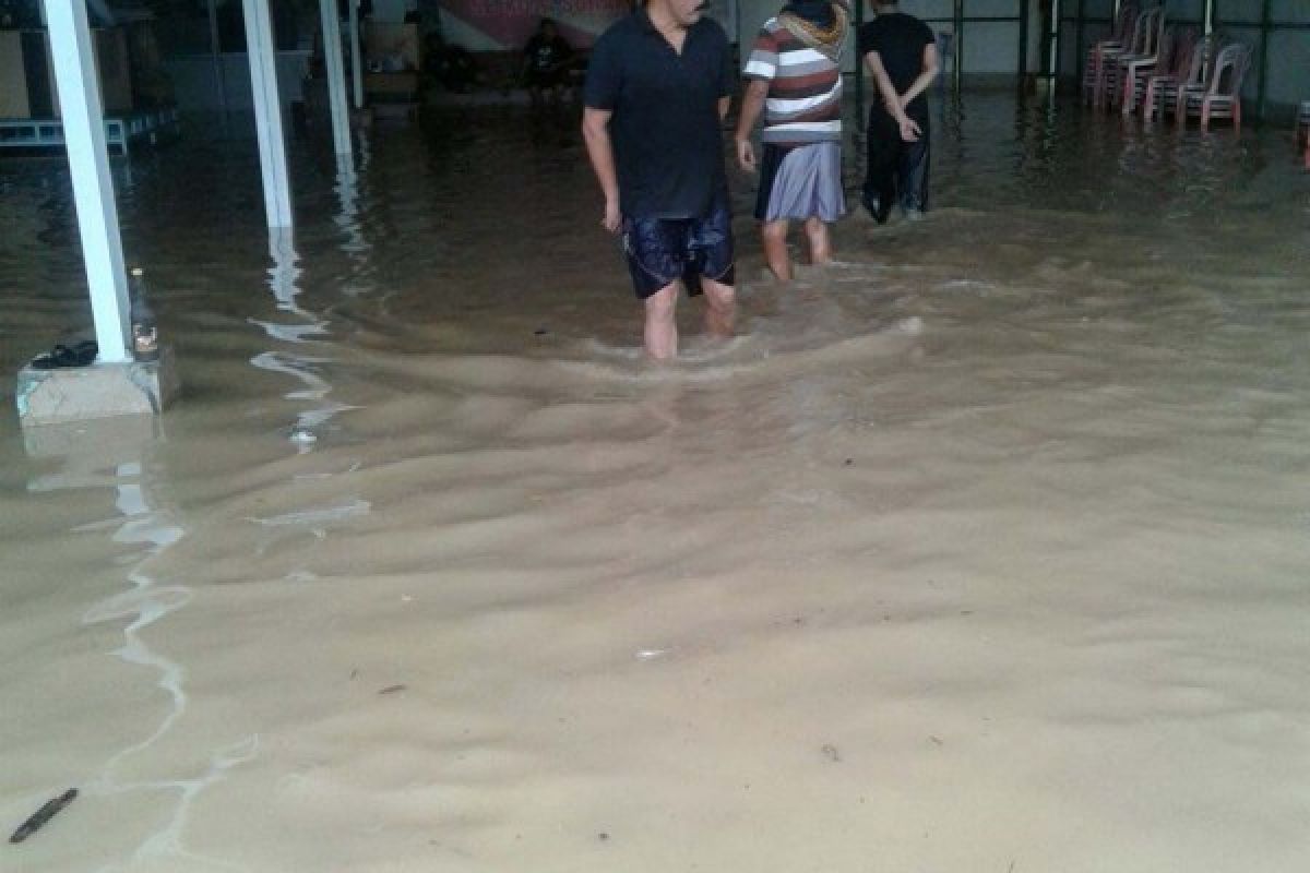 Banjir Surut, Warga Gotong Royong Bersihkan Rumah