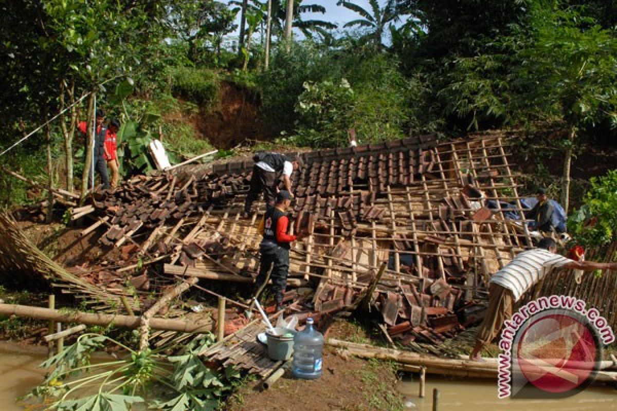 Ribuan rumah di Sukabumi rusak akibat bencana