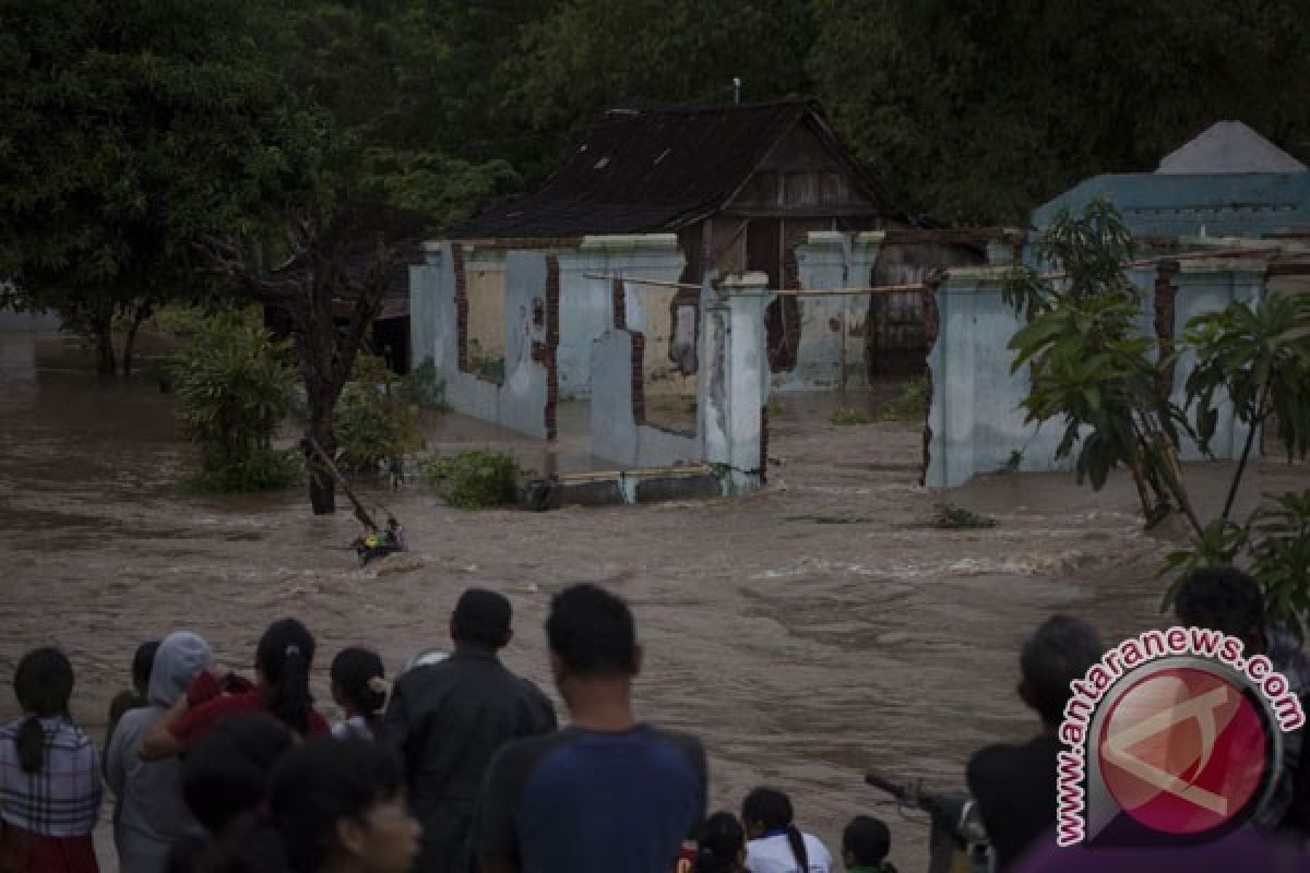 386 keluarga mengungsi akibat banjir di Cilacap