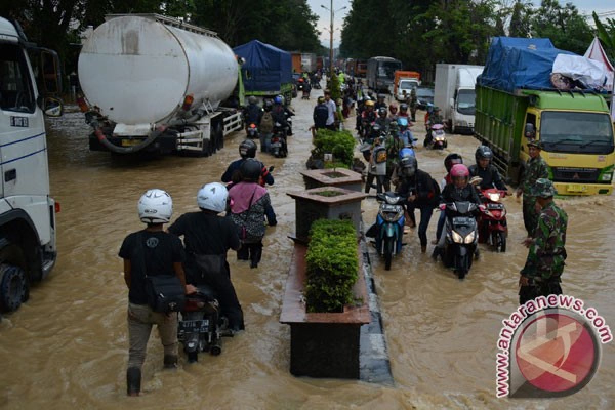 Jalur Pantura Situbondo tergenang banjir