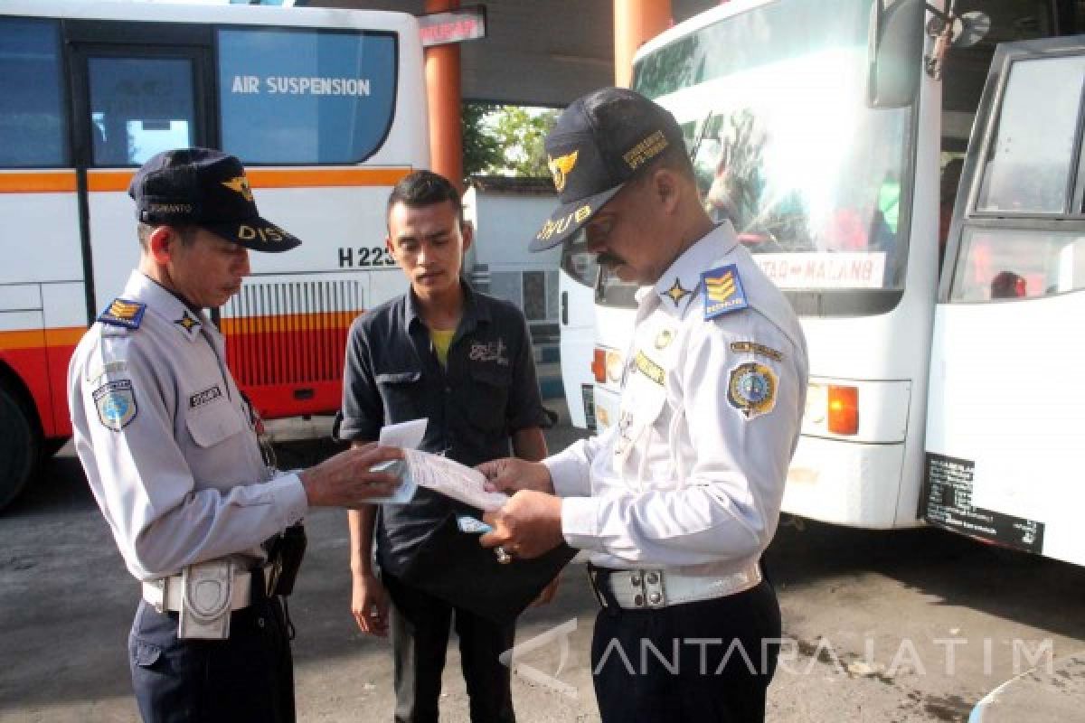 Guna Kenyamanan, Petugas Terminal Madiun Lakukan Pengecekan Bus