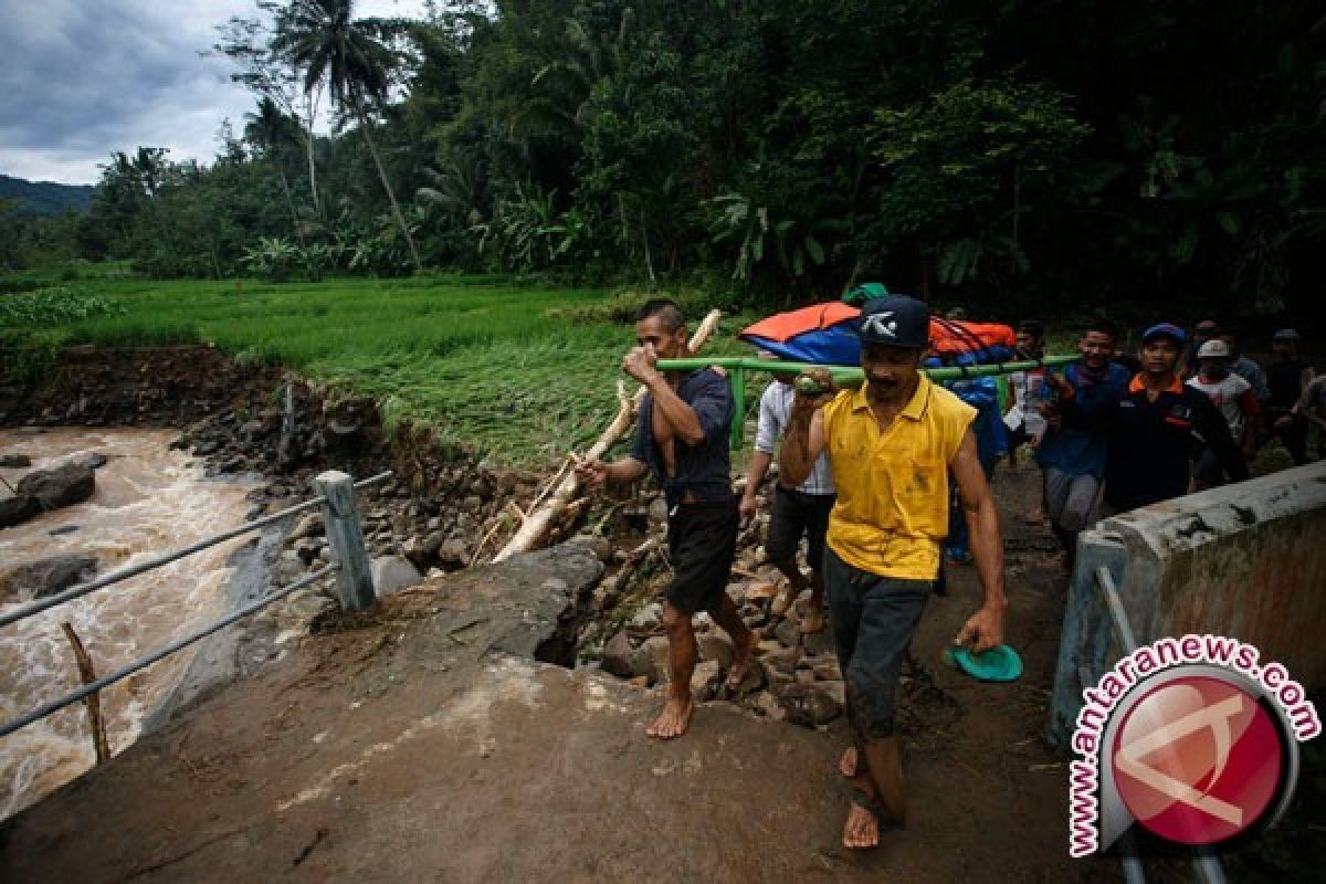 Menteri Sosial tinjau korban banjir longsor Purworejo