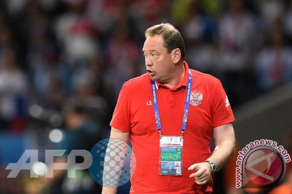 Timnya Kalah Dari Wales, Pelatih Rusia Leonid Slutsk Mundur?