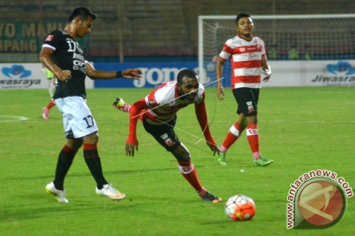 Madura United Tahan Imbang Bali United 0-0