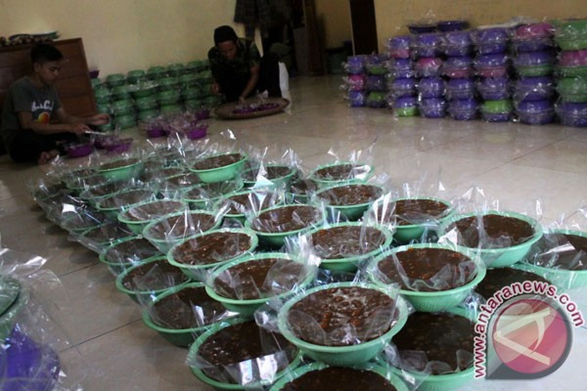 Jelang Lebaran Ketupat warga produksi dodol jaton