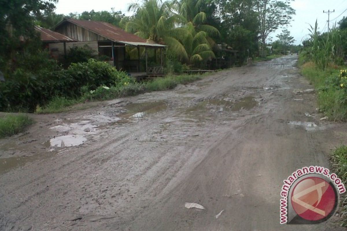 Perbaikan Jalan Trigadu lambat ganggu aktivitas warga tiga kecamatan