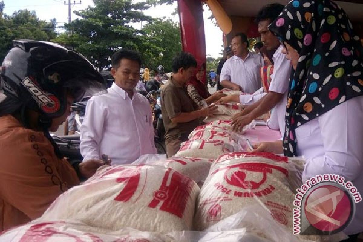 Warga Bengkulu padati bazar beras murah