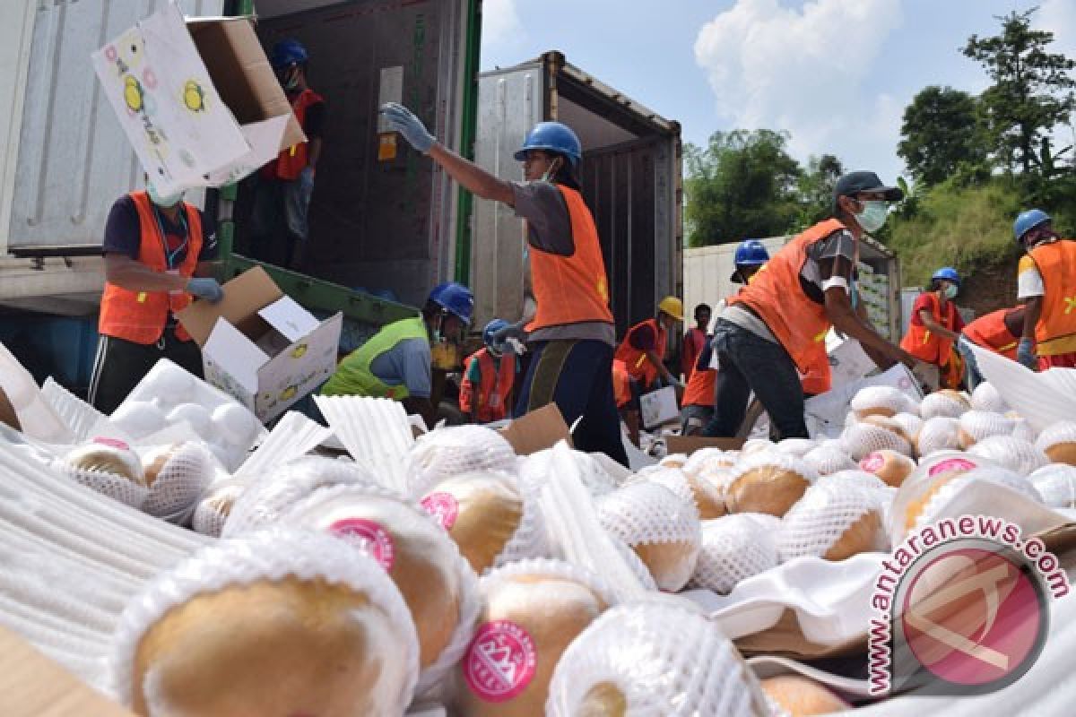Quarantine office, police seize fruits, potatoes imported from Malaysia