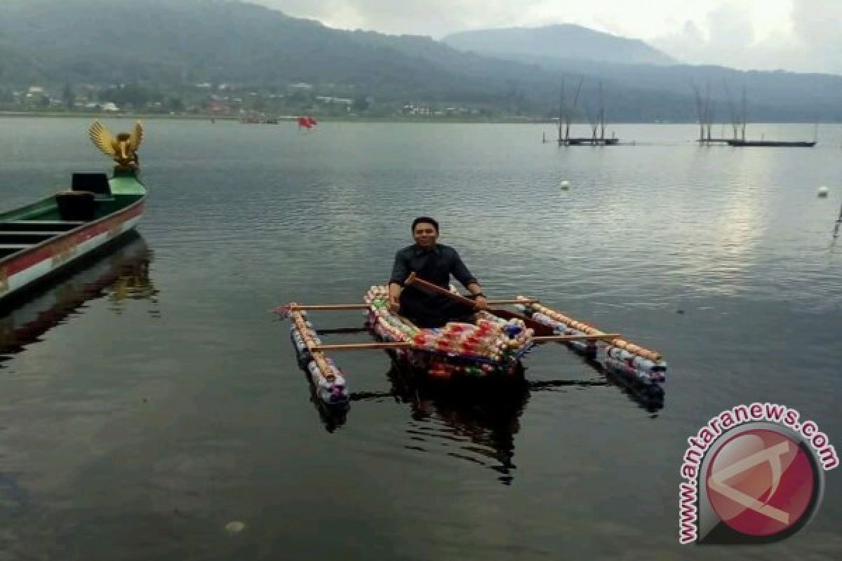 Mahasiswa Undiksha Produksi Perahu Botol Plastik Bekas