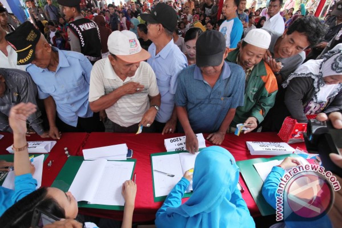 Warga Desa Kitang Tabalong Terima Paket Sembako 