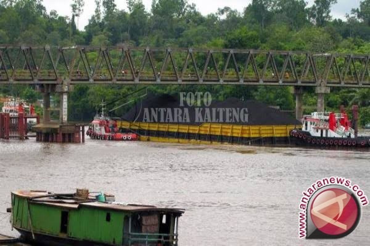 Kapal Tongkang Bisa Lewati Jembatan Muara Teweh 