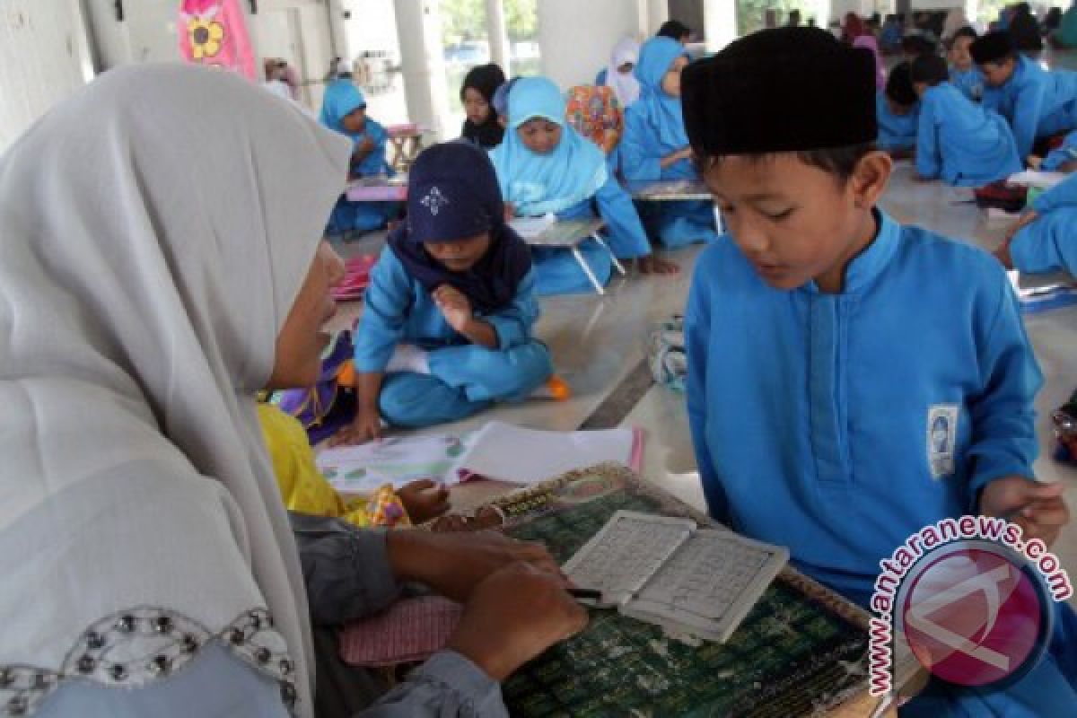 Ustadz pasantren bantu mengajar sekolah Aceh Barat
