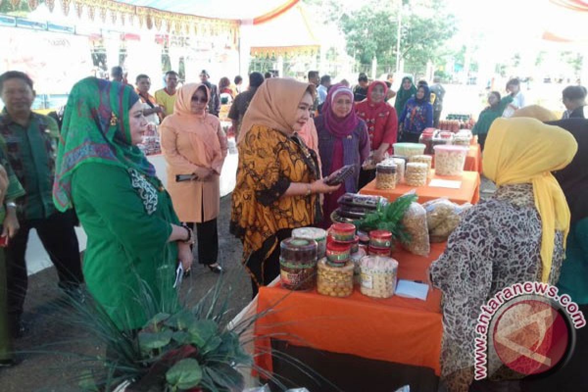 Anggota DPR Pantau Pasar Murah Di Kendari