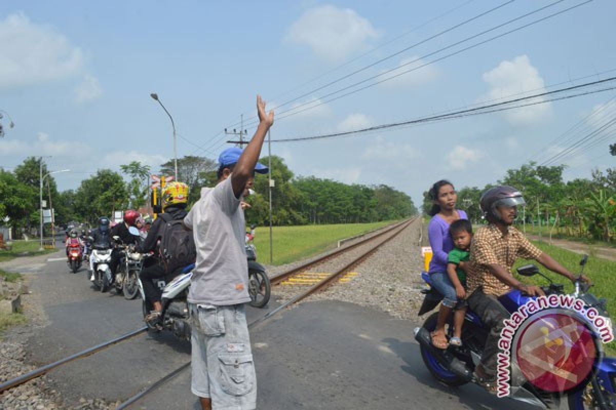 KAI-Komunitas Railfans sosialisasi keselamatan di perlintasan sebidang