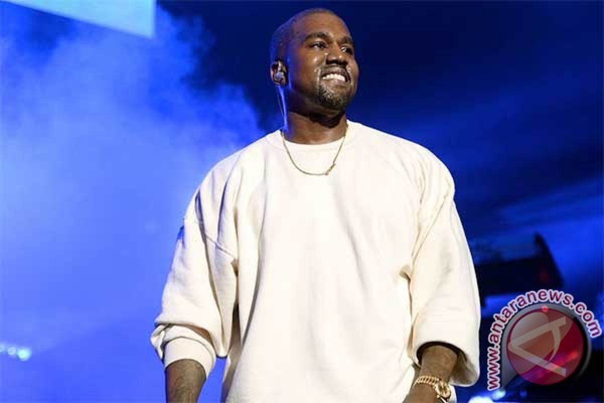 Kanye West umumkan peluncuran klip terbaru "Famous"