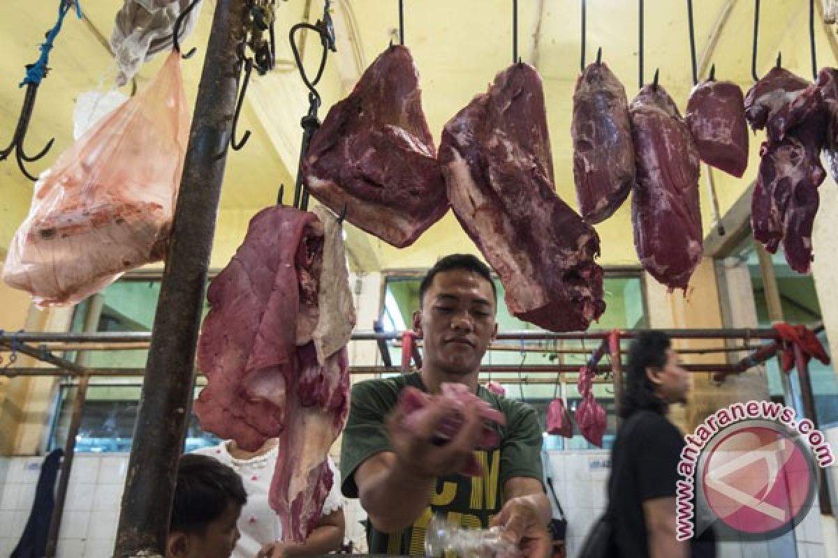 Dispernak Babel periksa kelayakan daging di swalayan