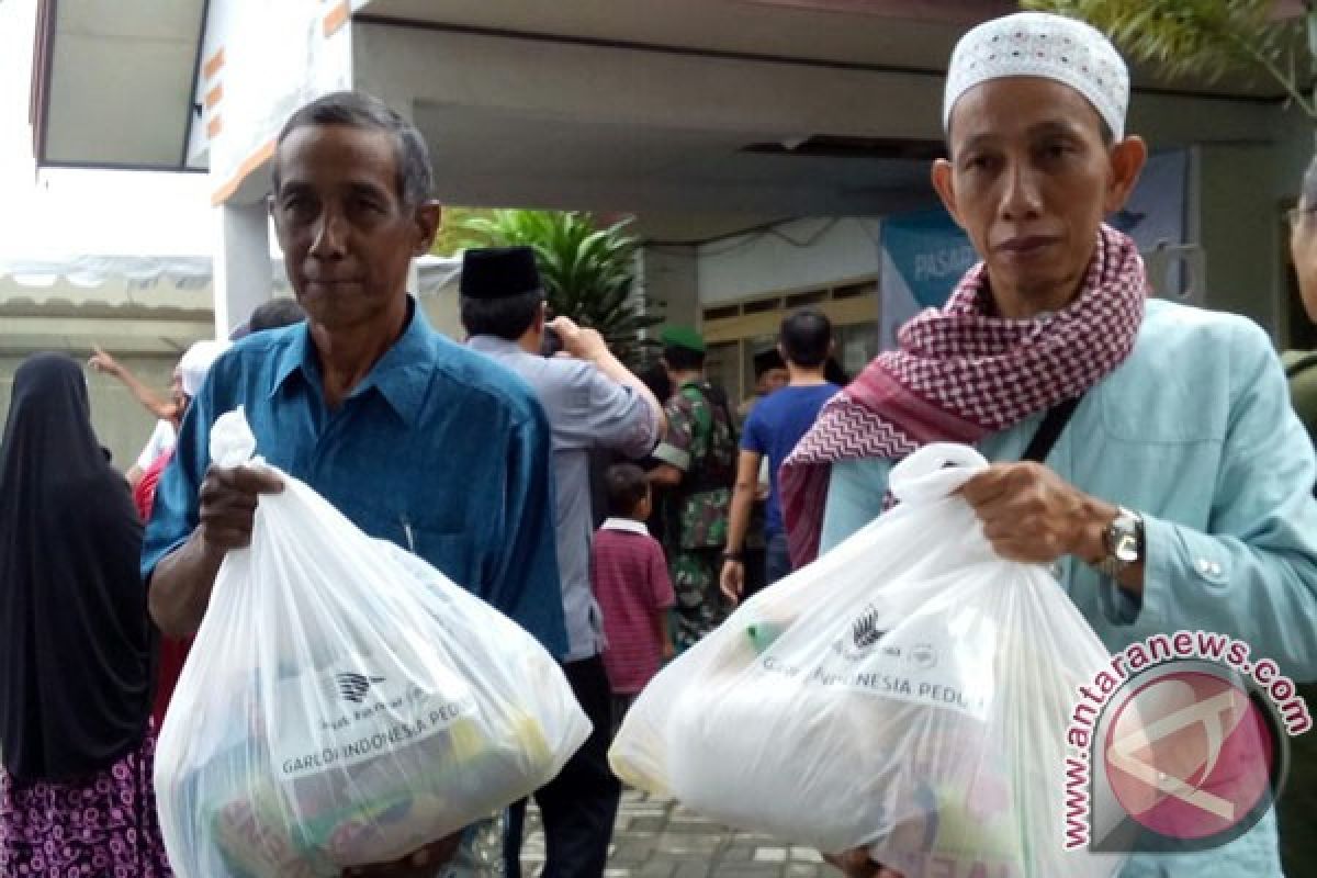 Garuda Indonesia bagi 1.000 paket sembako murah