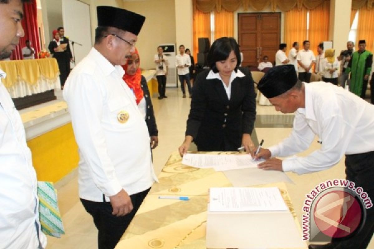 Bupati Parimo Lantik Puluhan Pejabat