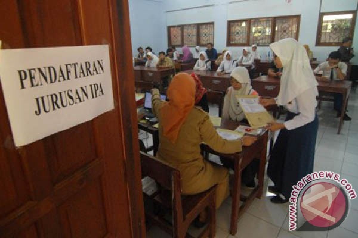 Sejumlah calon siswa asal Semarang "terlempar" sampai Wonogiri