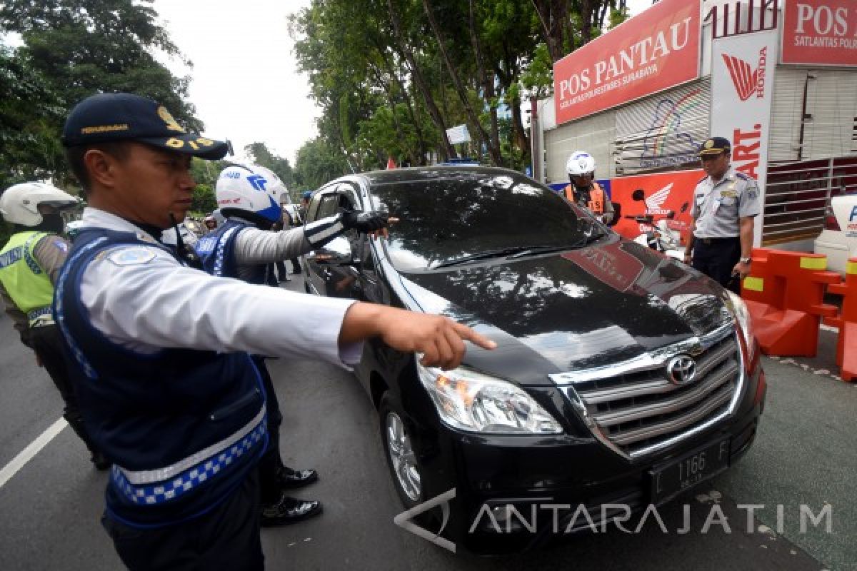 Gubernur Jatim Minta Taksi Daring Patuhi Peraturan