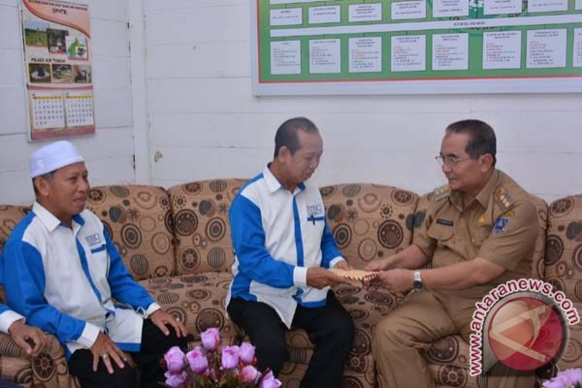 Bupati Serahkan Zakat Melalui Baznas