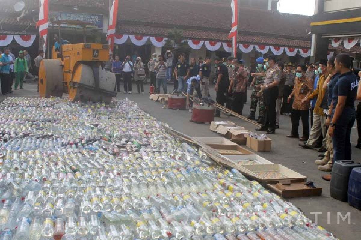 Polres Tulungagung Musnahkan Ribuan Botol Minuman Keras