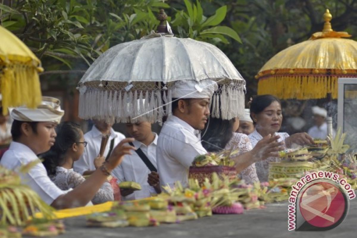 Pelajar-Mahasiswa Bali Laksanakan Ritual Hari Saraswati