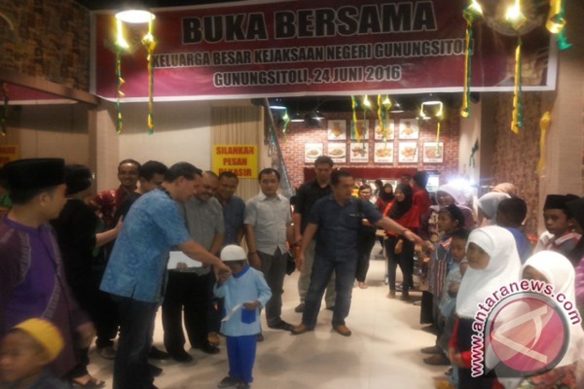 Kajari Gunugsitoli Buka Bersama Anak Yatim