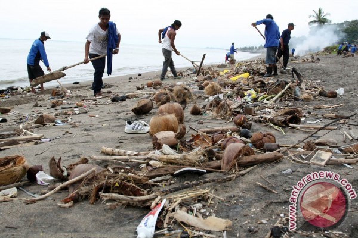 Sampah Kelapa Muda di Padang Seberat 30 Ton