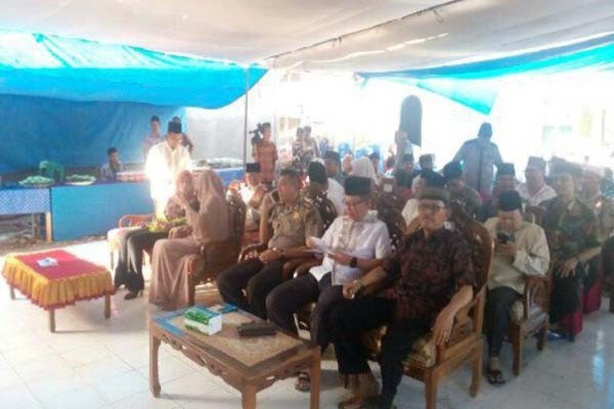 Pemprov Lampung berikan 100 paket sembako 