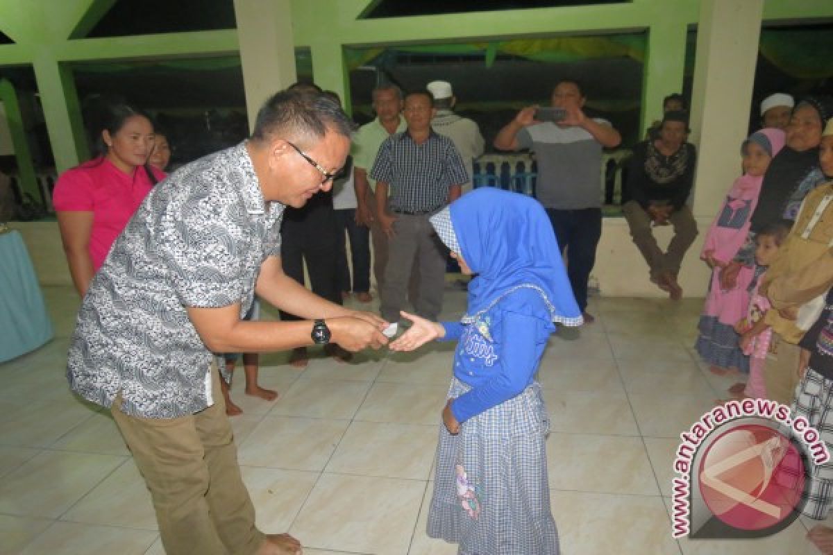 Jimmy Sangkay buka puasa dengan warga Paniki Bawah    